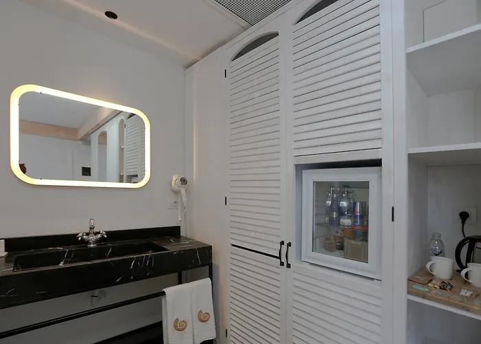 Avalon Boutique & 3*